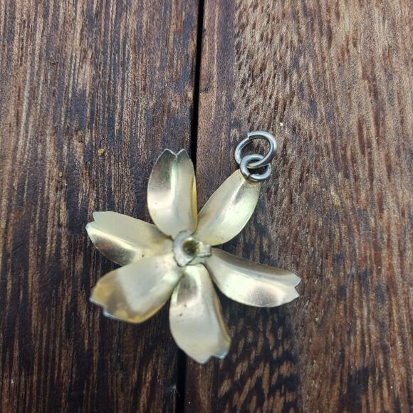 Gold toned blooming pearl flower pendant - Picture 2 of 2